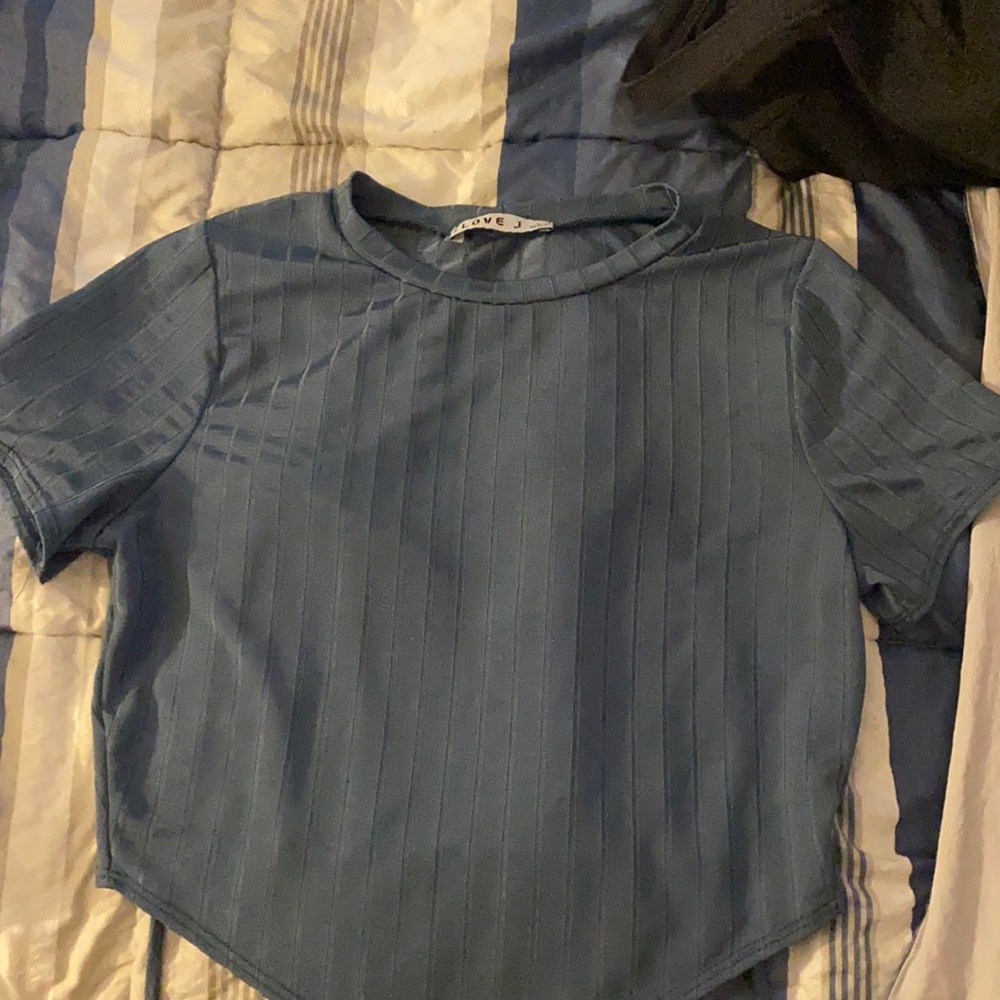 Blue back open shirt